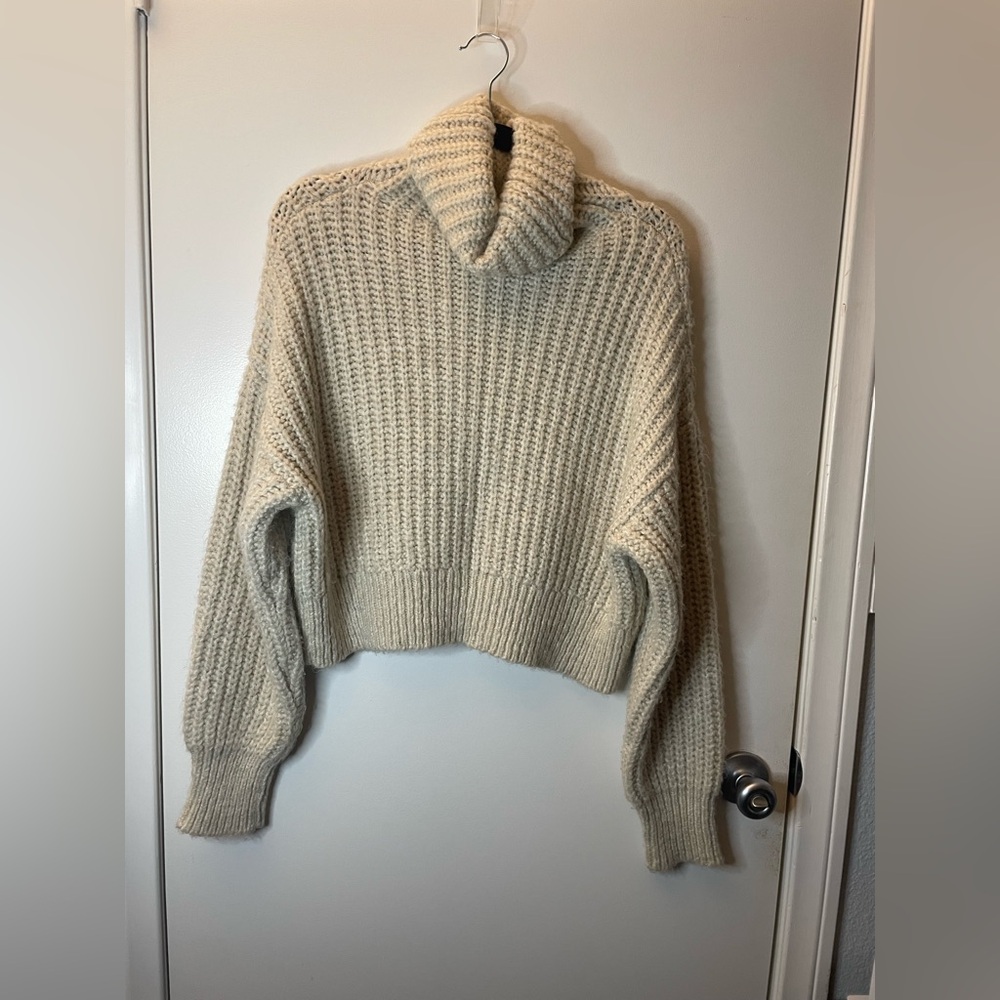 Cozy Zara Women's Cropped Cream Turtleneck Sweater - Size Small - Picture 5 of 6